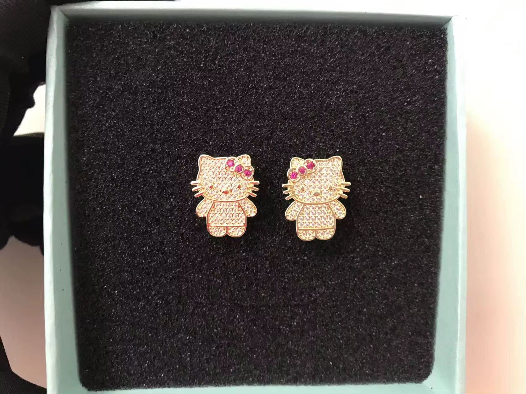 Pink Hello Kitty Stud Earrings – Gold Tone