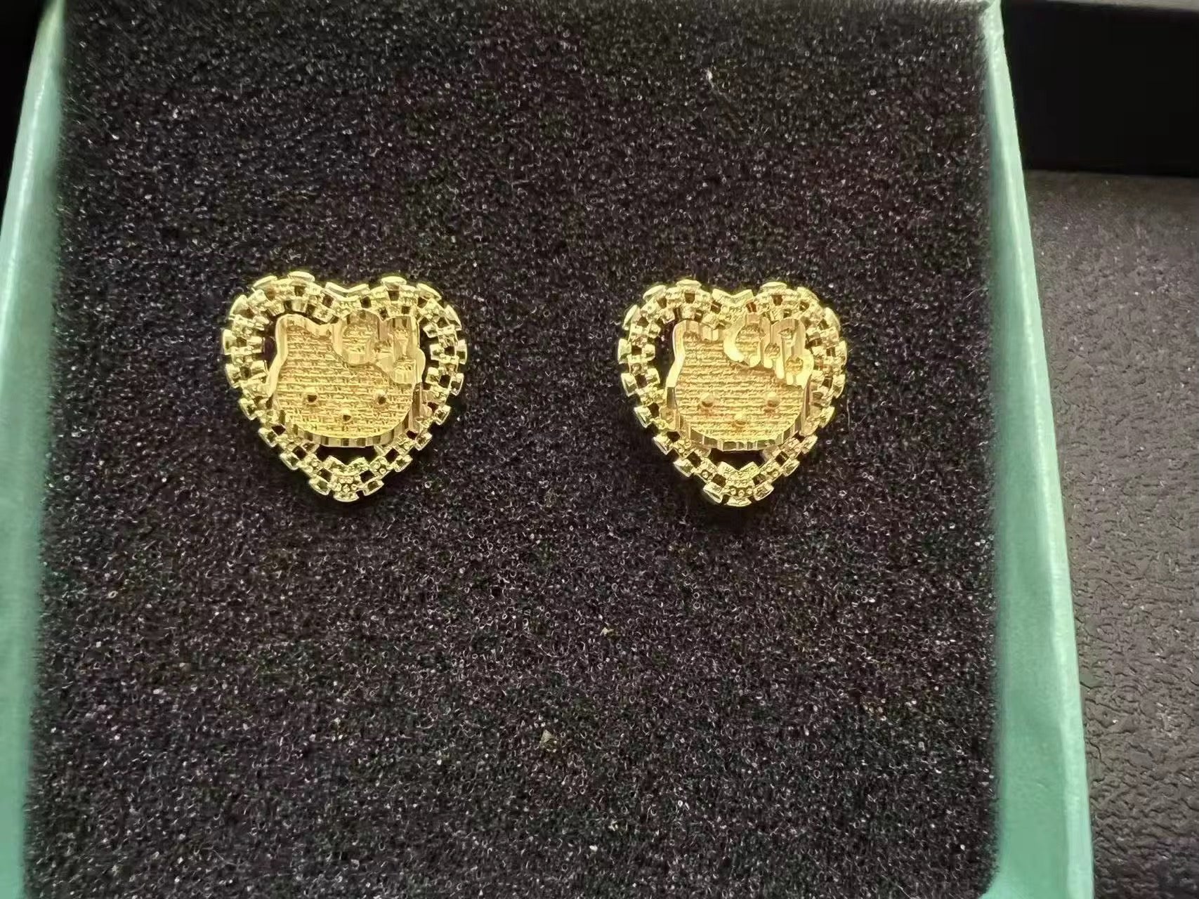 Hello Kitty heart-shaped earrings